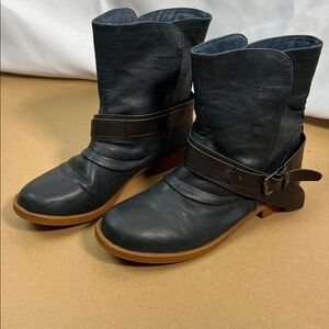 Bucco Rocoe edgy biker moto faux leather black and brown pull on ankle booties 9